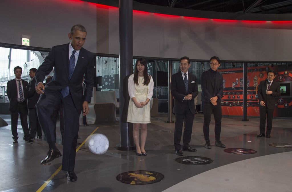 Obama vs Asimo